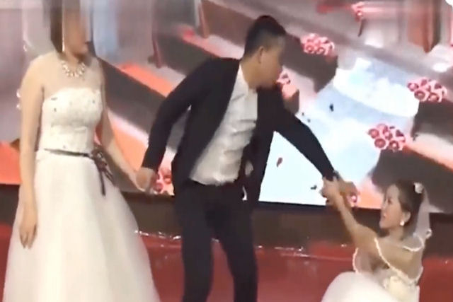 Chinesa aparece no casamento do ex vestida de noiva