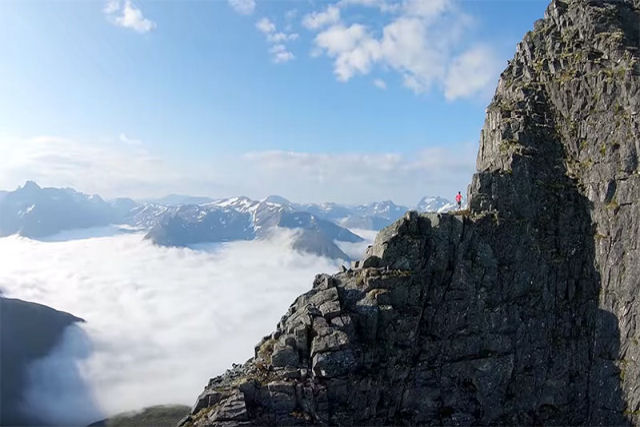 Correndo pelos cumes das montanhas norueguesas