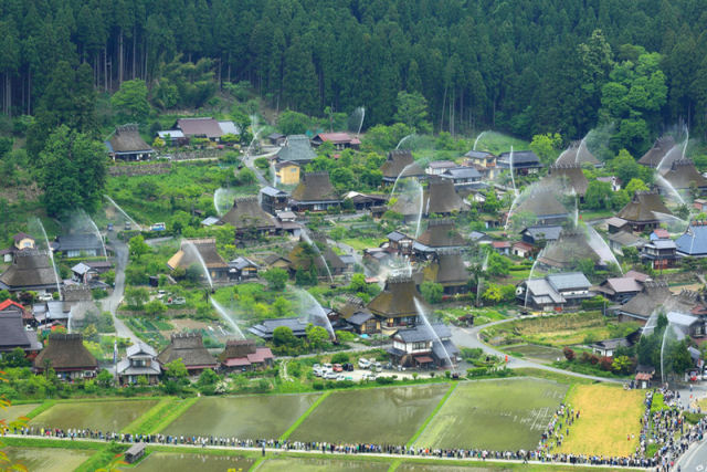 Engenhoso sistema de aspersores transforma uma aldeia japonesa inteira em uma fonte de gua