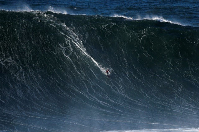 Impressionante resgate de um surfista português preso entre gigantescas ondas