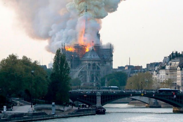 A Catedral de Notre-Dame em chamas