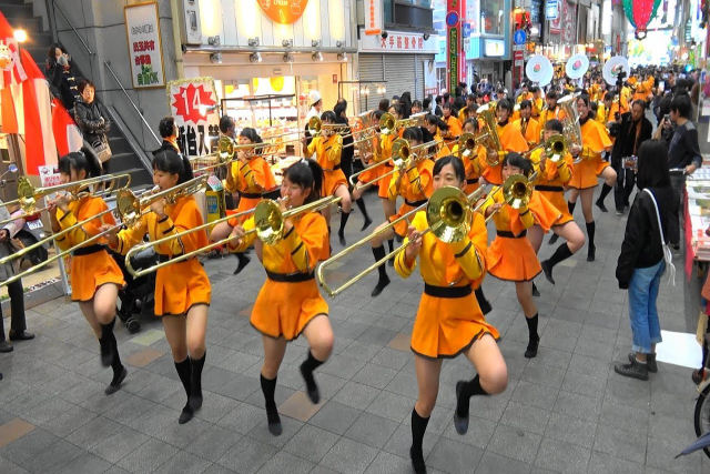 Diabas Laranja, uma banda marcial japonesa formada majoritariamente por garotas