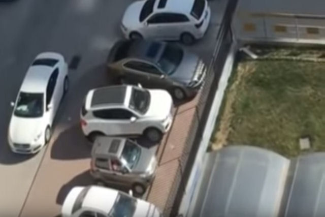 Motorista tira carro bloqueado no estacionamento como um chefe