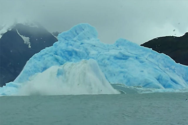 Apenas um iceberg gigante tombando