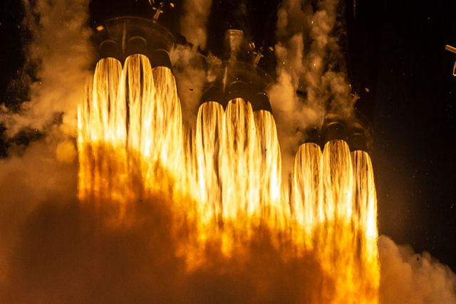 SpaceX lana satlite e, em seguida, recebe todos os 3 propulsores pela primeira vez