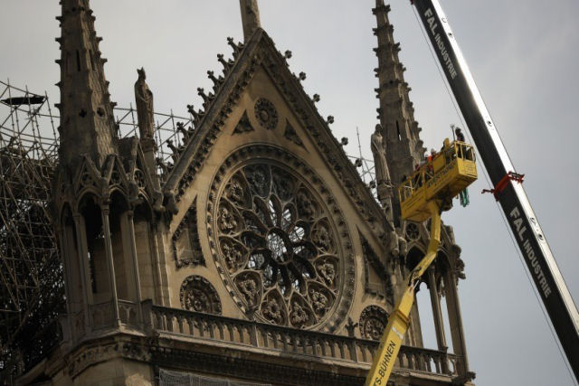 Prioridades equivocadas: Anonymous manda uma mensagem aos milionrios que doaram a Notre Dame