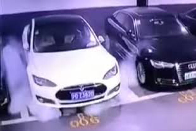 Cmera de segurana grava o momento exato que um Tesla explode num estacionamento de Xangai