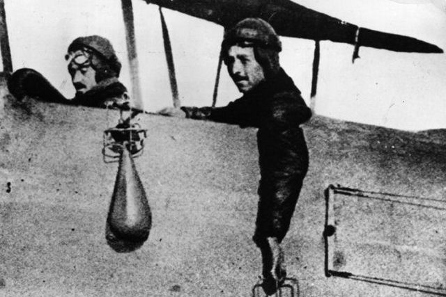 Na primeira guerra os pilotos trocavam insultos e atiravam o que tinham na mo durante o voo