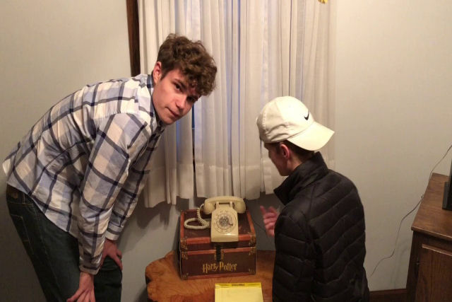 Adolescentes tentam discar com sucesso um telefone de disco