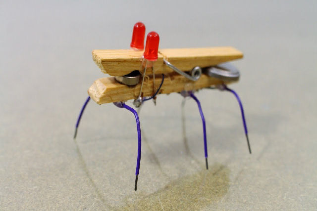 Como faz: mini-inseto robótico com itens domésticos