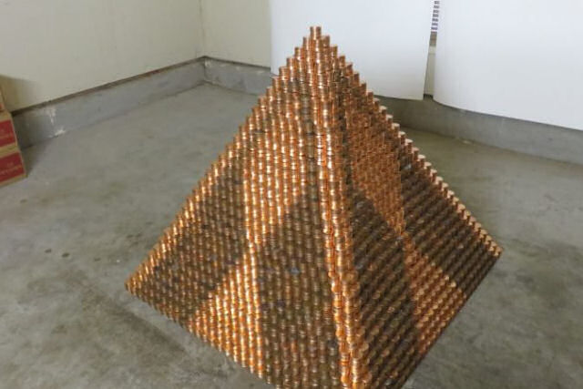 Americano está tentando construir a maior pirâmide de moedas do mundo