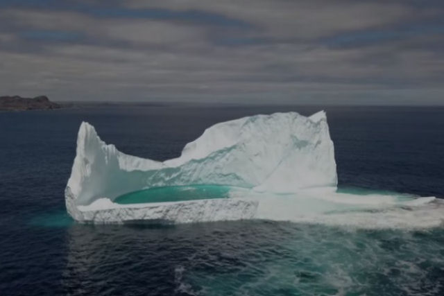 Drone registra impressionantes imagens areas de uma lagoa no meio de um iceberg