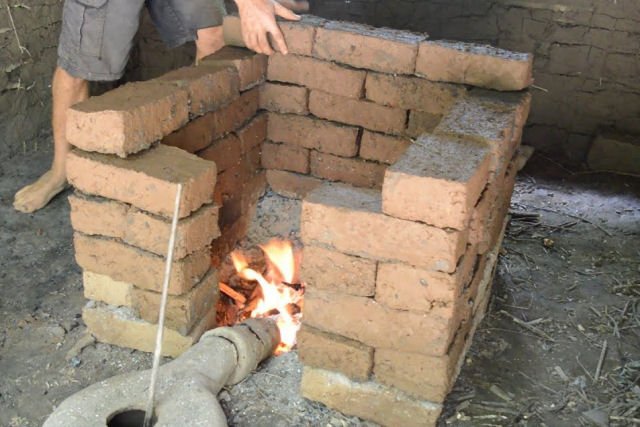 Como fazer tijolos de barro queimado apenas com tecnologia primitiva