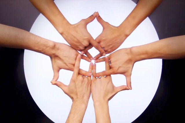 Grupo de dana japonesa cria caleidoscpio hipntico com os dedos