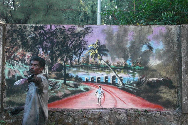 Artista de rua desabrigado pinta murais incrveis usando apenas folhas de plantas, lama e pigmentos naturais