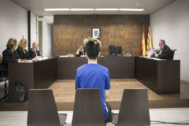 Youtuber espanhol que humilhou um mendigo com bolachas recheadas de pasta de dente foi condenado