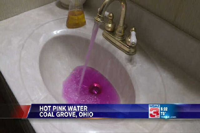 gua rosada em uma vila de Ohio aparentemente  potvel e segura para beber