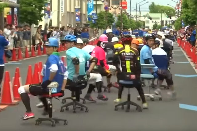A corrida de cadeiras de escritrio em Kyoto, Japo