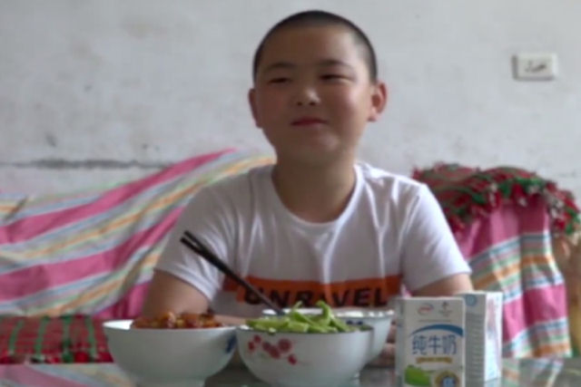 Chinês de 11 anos come cinco vezes por dia para ganhar peso e salvar a vida de seu pai