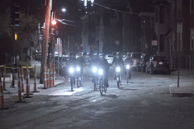 Luzes de bikes pulsantes sincronizam umas com as outras para se tornar uma fonte coletiva de iluminao