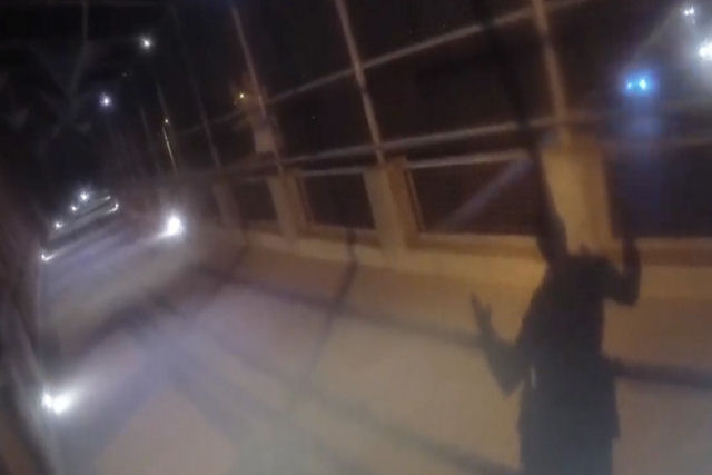 Policial salva um suicida que ia se atirar de uma ponte lhe oferecendo um abrao