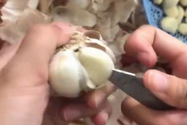 Como descascar alho rapidamente com uma faca diretamente no bulbo