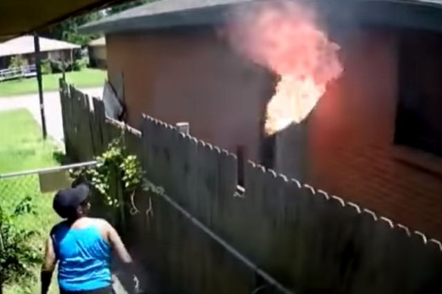 Americana atira e joga uma toalha em chamas contra a casa de seu vizinho