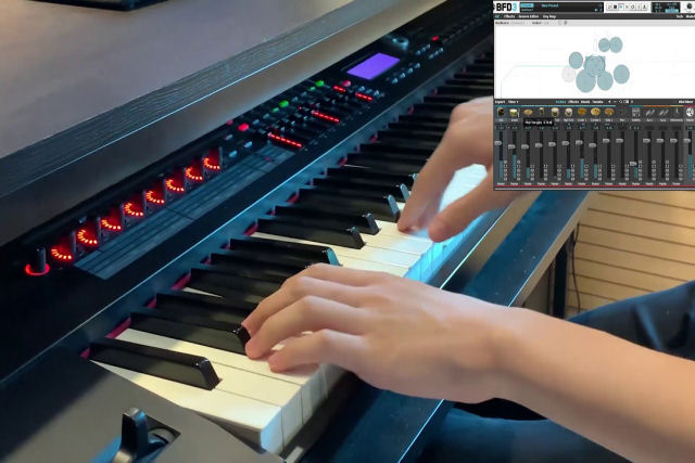 Msico coreano toca um incrvel solo de bateria no teclado