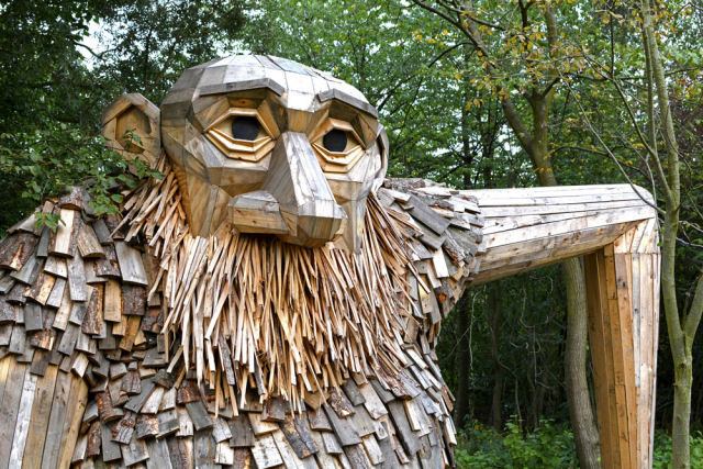 Os curiosos trolls de madeira recuperada nos bosques de Boom, blgica