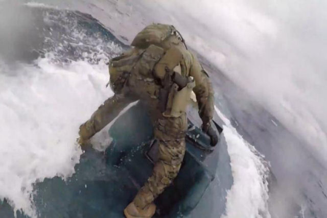 A insana sequncia da Guarda Costeira americana perseguindo um submergvel com 7 toneladas de cocana