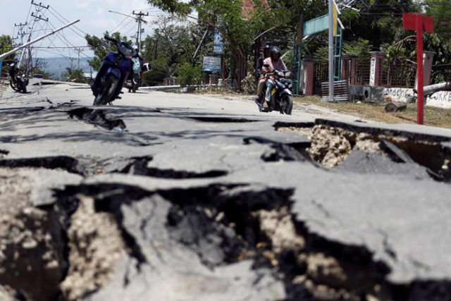 Cenas de pnico depois de um terremoto de magnitude 7,3 na Indonsia