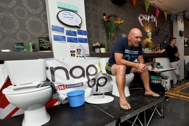 Belga passa quase cinco dias sentado em um vaso sanitrio para bater o recorde mundial