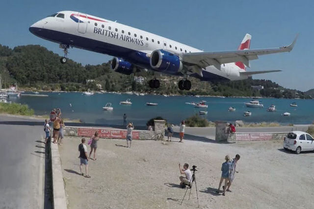 Avies passam a poucos metros acima dos turistas em uma ilha grega