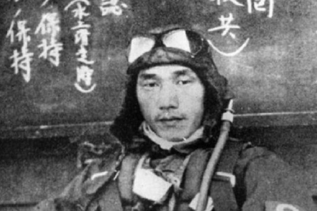 Depois de bombardear os EUA na guerra, este japons regressou para pedir perdo disposto a praticar o harakiri