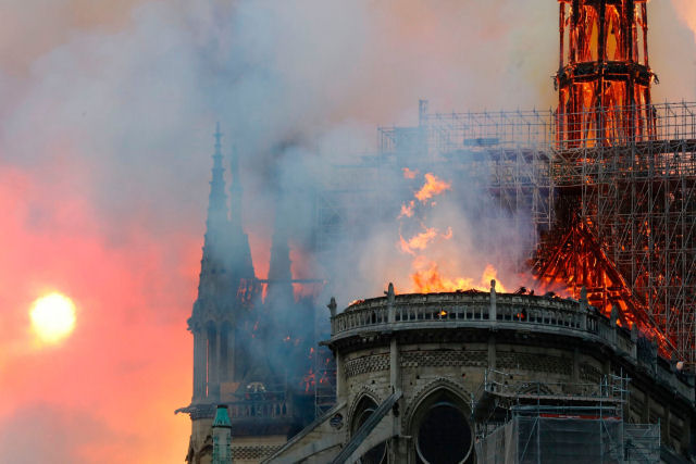 A lio das runas de Notre Dame: no confie em bilionrios