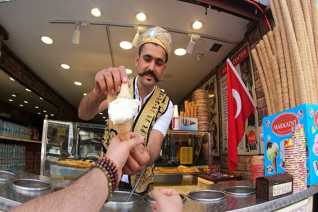 GoPro registra sorveteiro turco testando a pacincia do cliente com truques manuais