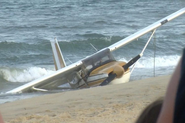 Um pequeno avio pousa a poucos metros de uma praia nos EUA