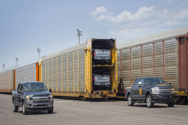 Ford demonstra a potncia de sua pickup F-150 eltrica rebocando um trem de 450 toneladas