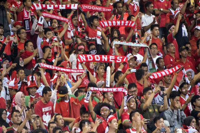 O maior aplauso viking ressoa em um estádio malaio com mais de 83 mil torcedores