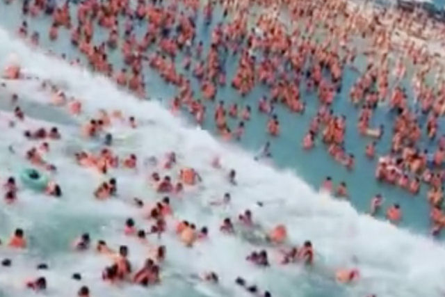 Falha em piscina 'tsunami' de um parque aqutico chins gera gigantesca onda que deixa 44 feridos