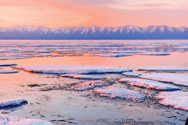 A beleza sobrenatural do lago Baikal no comecinho da primavera