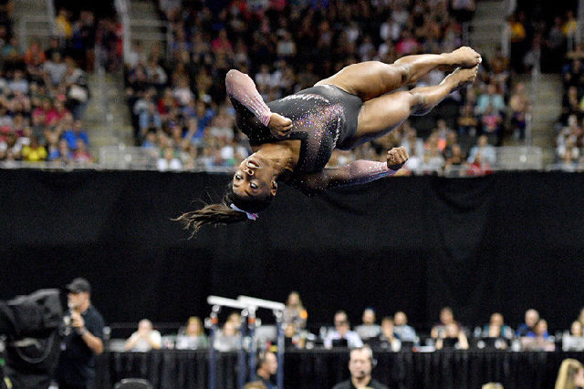 A ginasta Simone Biles faz histria com um salto impressionante que desafia a fsica
