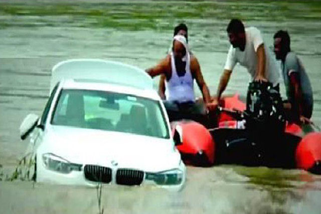 Jovem indiano infeliz com presente de aniversrio joga carro de luxo no rio