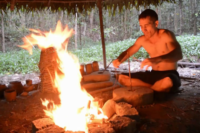 Reconstruindo uma cabana queimada utilizando apenas tecnologia primitiva