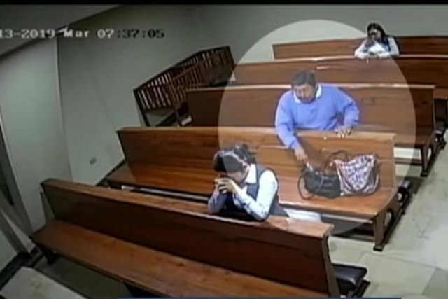 Ladro rouba mulher em uma igreja do Equador e sai do templo se benzendo