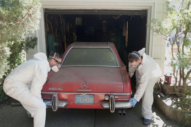 Essa Mercedes-Benz 280 SL 1969 foi lavada depois de 37 anos na garagem