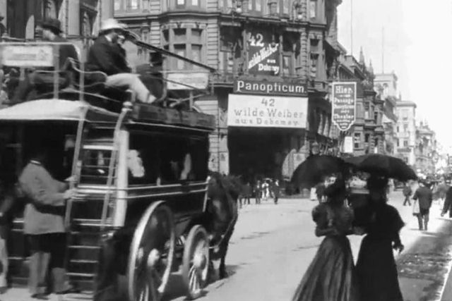 Como era a famosa rua Frederick de Berlim, em 1896