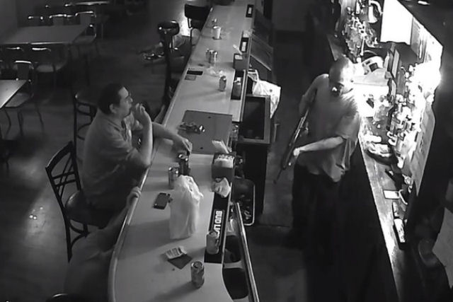 Americano fuma tranquilamente durante assalto em um bar e se recusa a entregar seu telefone