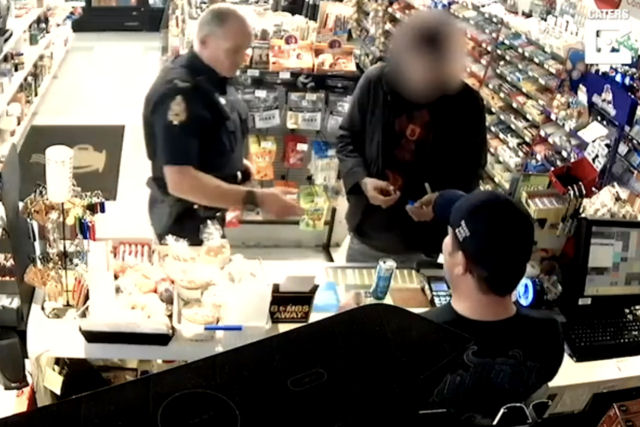 Canadense tenta comprar um energtico com carto roubado, mas um policial sorridente estava bem atrs dele