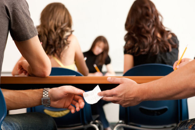 Para evitar a cola, professor mexicano faz com que alunos usem caixas de papelo na cabea durante a prova